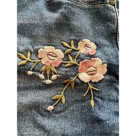 C Est 1946 denim Floral Embroidered Denim Jean Shorts size 6 - Picture 9 of 9